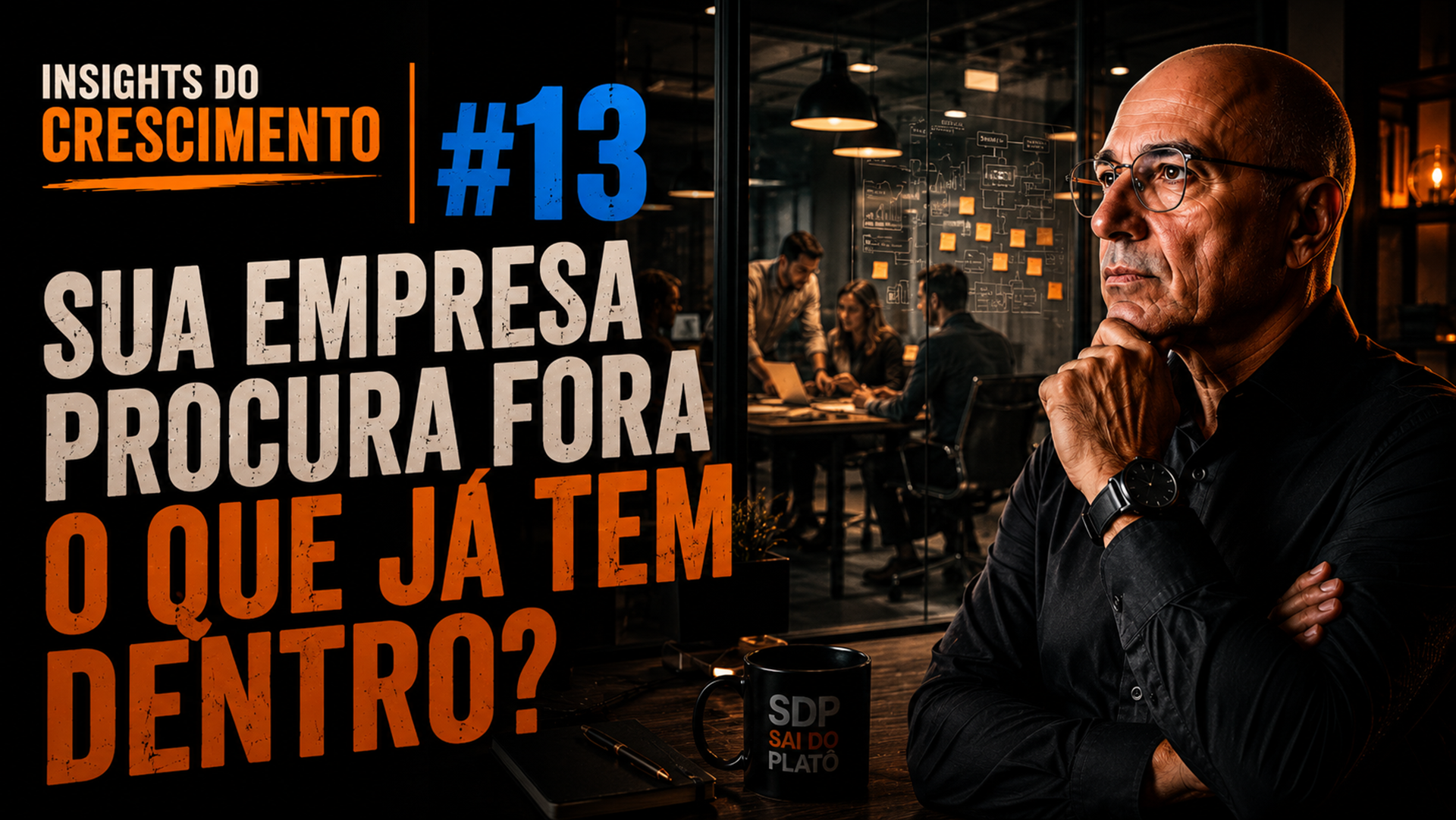 Consultor Claudio Perin observa colaboradores em ambiente empresarial, representando capacidades existentes dentro da organização que podem se desenvolver quando recebem novas oportunidades.