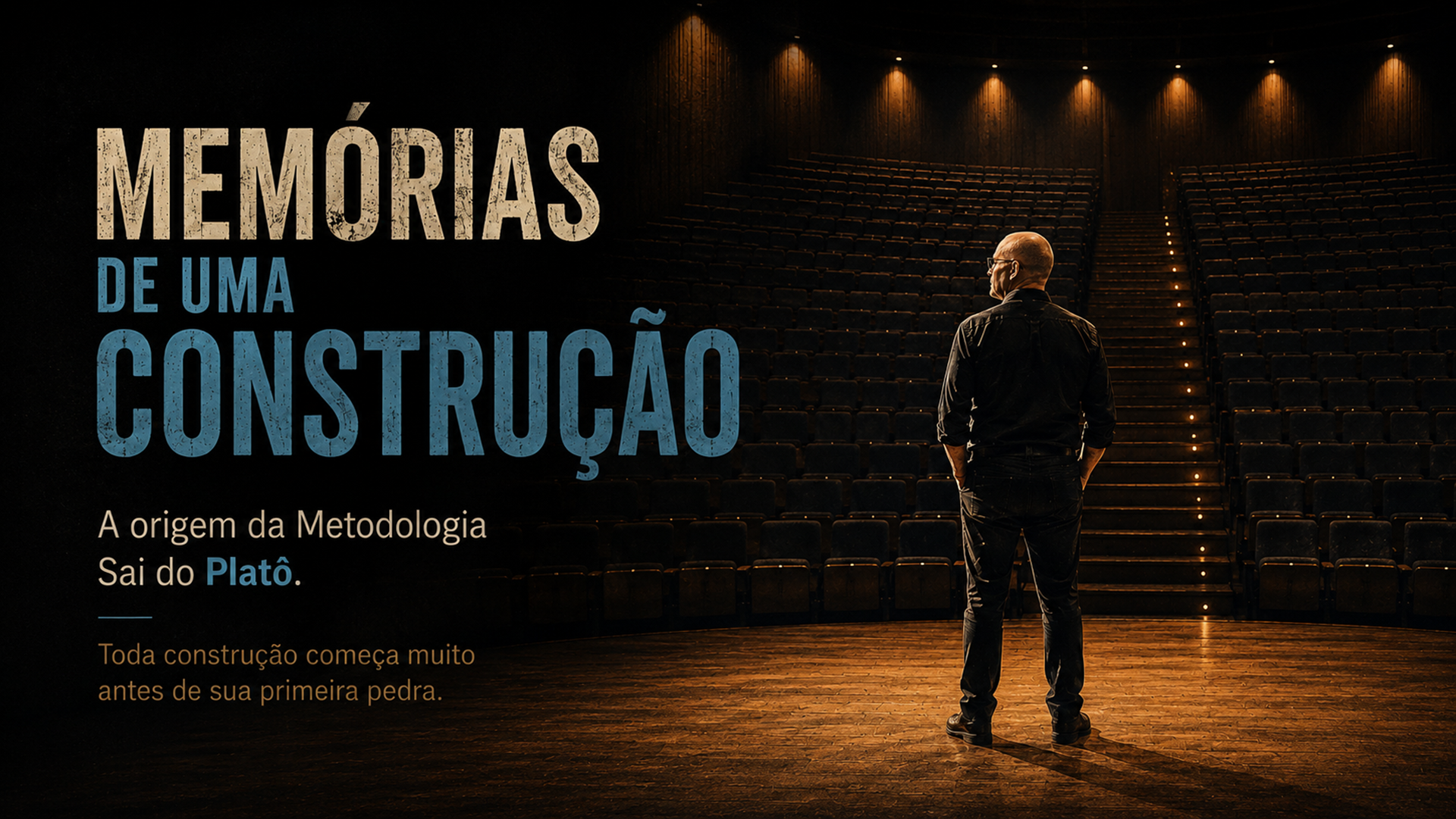 Consultor Claudio Perin em um palco diante de um anfiteatro vazio representa o início da construção da Metodologia Sai do Platô e a evolução de um pensamento sobre crescimento empresarial.